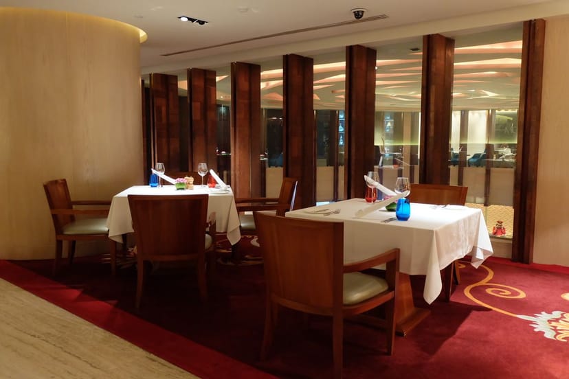 VIP dining at a restaurant in Lyon with professional table settings for corporate events.