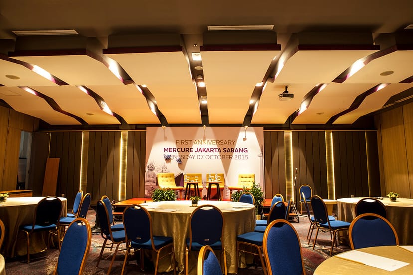 Mercure Jakarta Sabang banquet hall with architectural lighting for corporate anniversary events.