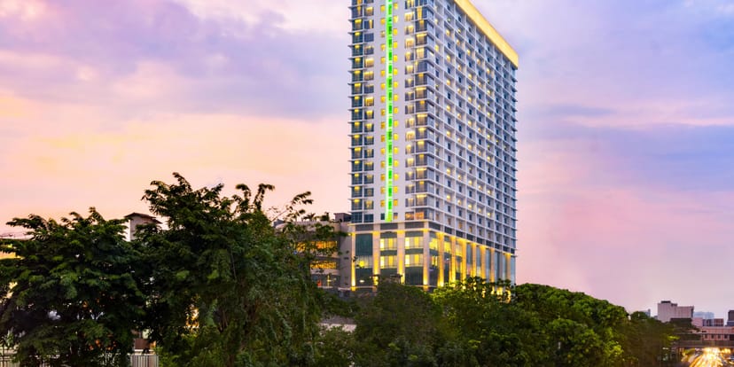 Duta Lounge at Holiday Inn Jakarta: Spacious corporate venue for large-scale business conferences.