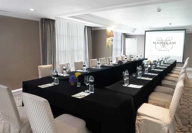 U-shape boardroom at Hotel Gran Mahakam for professional corporate meetings and strategy sessions.