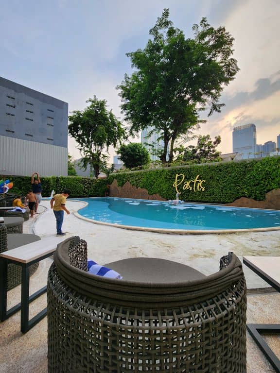 Pastis Pool Bar Jakarta: Urban poolside venue for cocktail receptions and networking events.