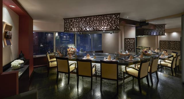 Upscale teppanyaki private dining room for VIP networking and corporate board dinners.