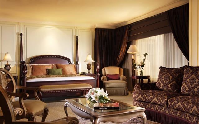 Luxury suite for VIP speakers, ideal for executive business events and private consultations.