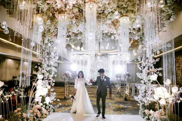 Luxury wedding reception with crystal ceiling at Lippo Kuningan Grand Ballroom.