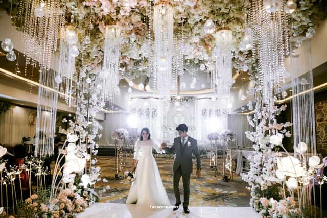 Luxury wedding reception with crystal ceiling at Lippo Kuningan Grand Ballroom.
