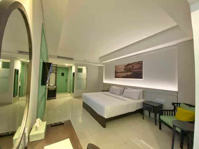 Modern Nakula Sadewa guest room at Jambuluwuk Thamrin Hotel for corporate retreats and group events.