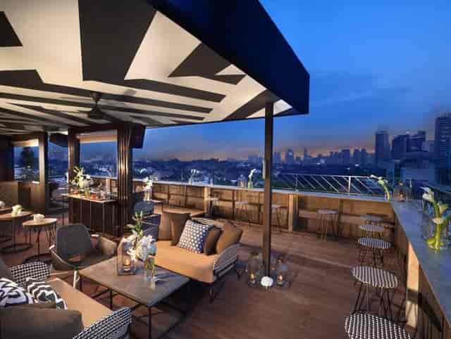 Rooftop bar at Jambuluwuk Thamrin with city views, ideal for VIP cocktail receptions and networking.