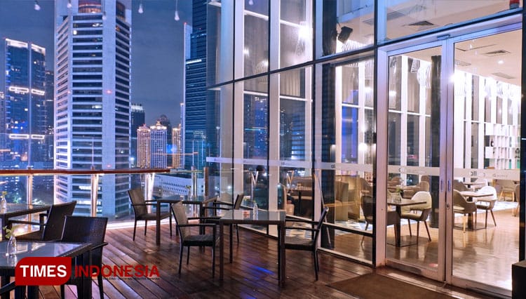 Rooftop bar at Jambuluwuk Thamrin Hotel with urban view for corporate cocktail reception.
