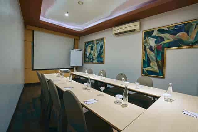 U-shape boardroom at My Horison for small meetings and corporate presentations.