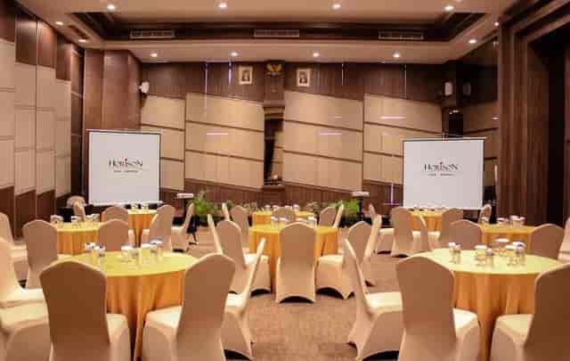 Banquet-style meeting room with dual screens for corporate workshops and social events.