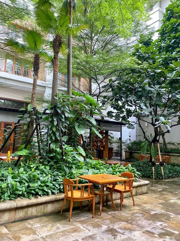 Open-air courtyard restaurant in Jakarta, ideal for outdoor receptions and corporate events.