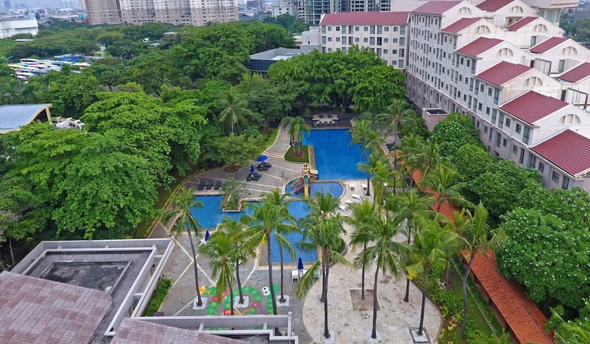 Tropical poolside venue at Discovery Ancol for corporate networking and gala dinners.