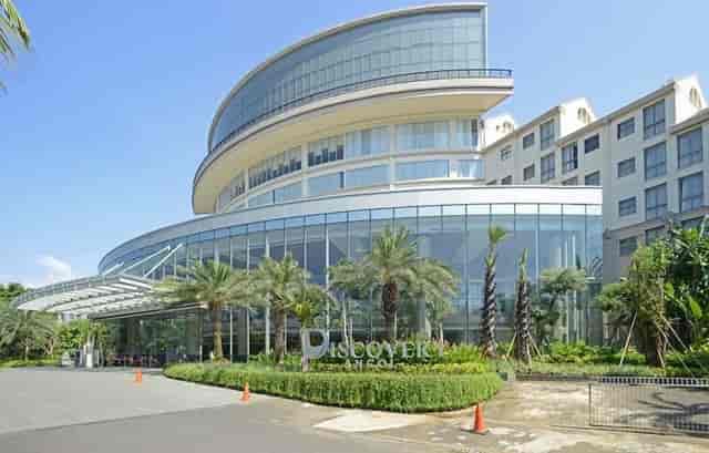 Sky View Discovery Ancol: Modern curved glass hotel, ideal for corporate events and conferences.