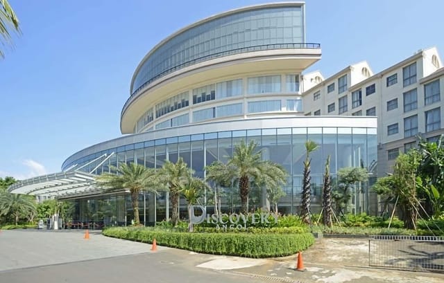 Sky View Discovery Ancol: Modern curved glass hotel, ideal for corporate events and conferences.
