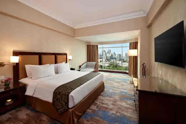 Kasuari guest room at Lumire Hotel: modern workspace, ideal for corporate event room blocks.