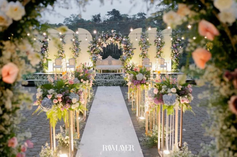 Felfest UI Emaara outdoor wedding ceremony with floral pedestals and bistro lighting.