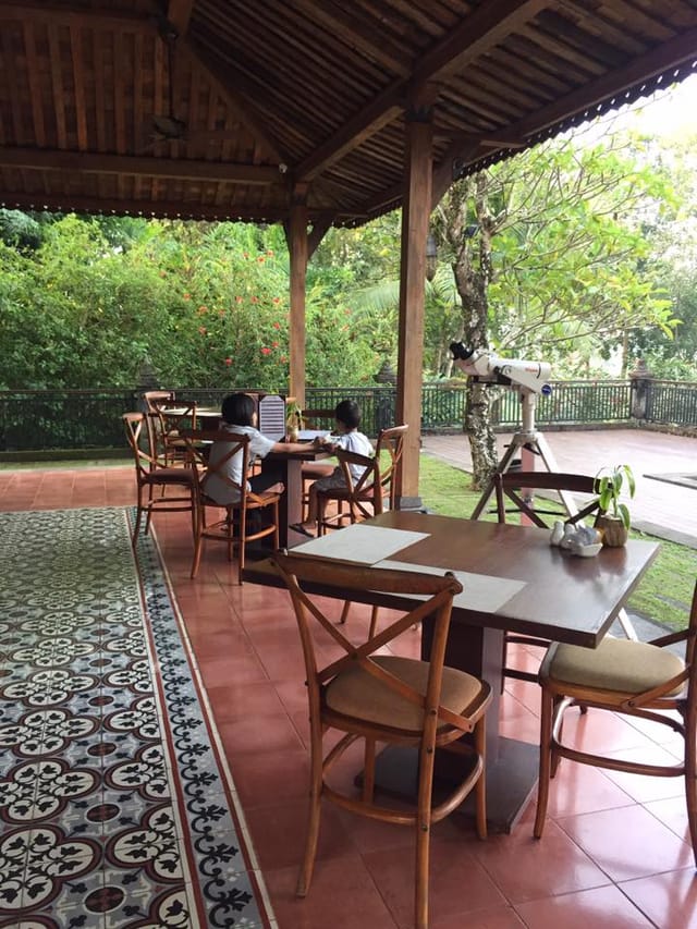 Patio Colonial rustic breakout space with star-gazing station for incentive retreats.