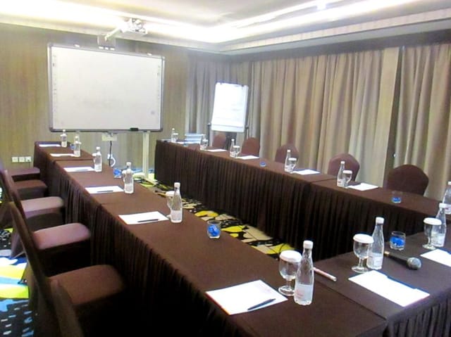 U-shape meeting room in Grandhika Iskandarsyah Jakarta for professional corporate conferences.