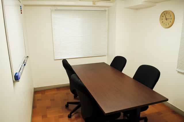 Meeting room in Shinjuku Oak City, functional 4-person breakout space for team huddles.