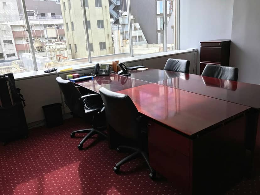 Nihonbashi Wakamatsu meeting room with restrictive layout for corporate workshops and team events.