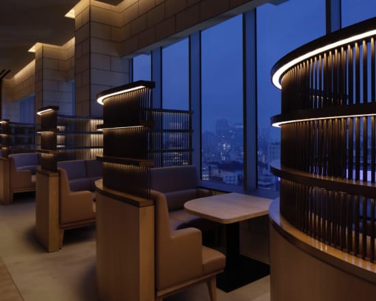 BALCON TOKYO semi-private lounge with city views for executive meetings and VIP networking.