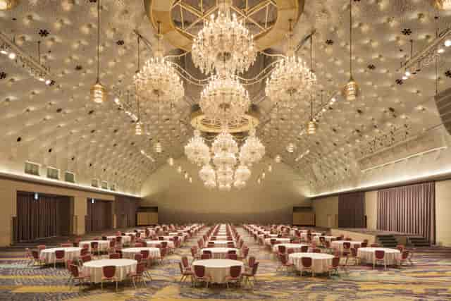 Hokushin pillarless ballroom with crystal chandeliers for gala dinners and corporate awards.