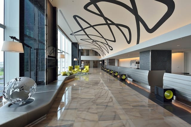 Royal Park Tokyo Haneda Premium Floor lobby, ideal for large group hotel check-ins and events.