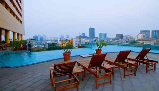 Havana Pool Bar at Merlynn Park Hotel: Infinity pool rooftop for corporate events and mixers.