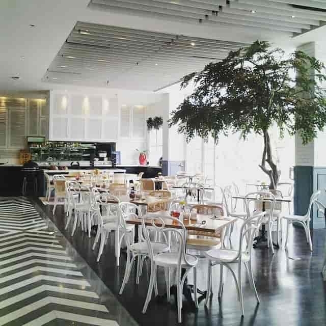 Wyl's Kitchen indoor tree, modern event space for corporate networking or casual dining.
