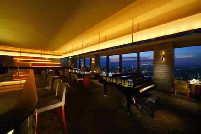 Dining & Bar Ovest lounge with skyline views, ideal for VIP receptions and executive events.