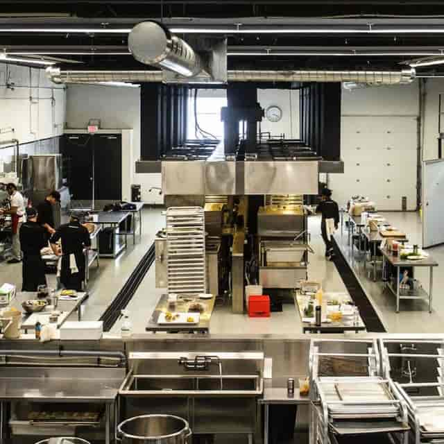 Industrial catering kitchen in Festsaal FLOWCATION for event catering and food service.