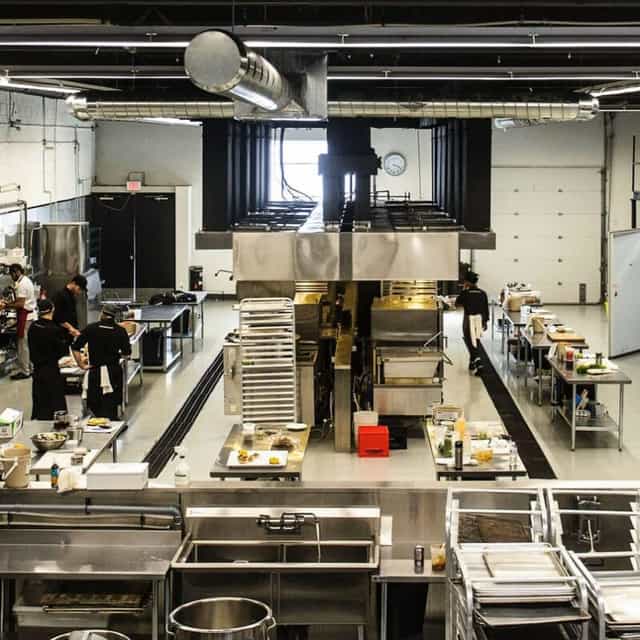 Industrial catering kitchen in Festsaal FLOWCATION for event catering and food service.