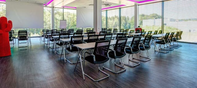 Lounge Imperial classroom setup: bright professional venue for corporate training and workshops.