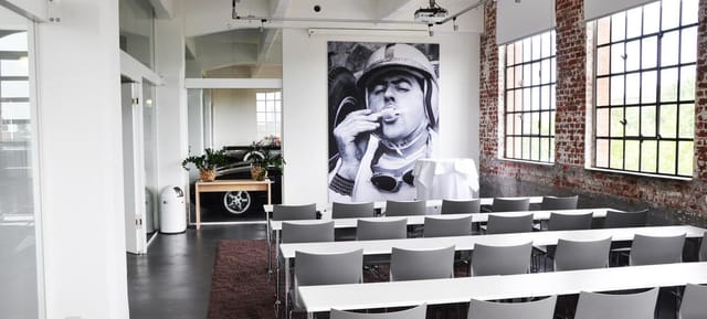 Industrial-chic Eventterasse with focal wall for corporate seminars and creative workshops.