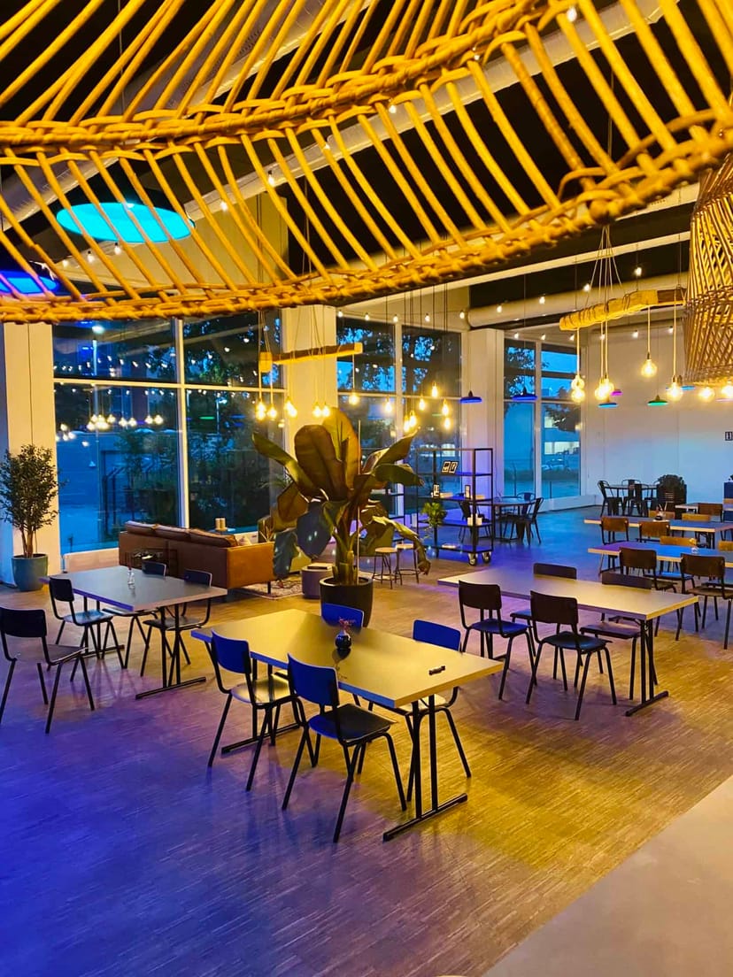 Modern Mainfloor venue with industrial lighting, ideal for corporate mixers and breakout sessions.