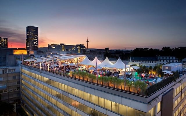 Rooftop marquee bar for premium corporate reception at nullsechsneun Roofgarden event.