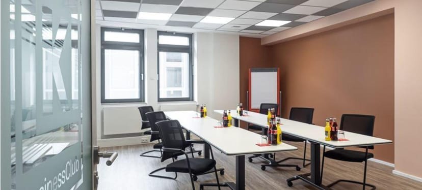 Boardroom meeting space at k1 BusinessClub with ergonomic seating for professional conferences.