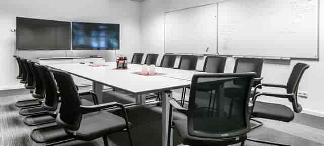 Boardroom setup in k1 BusinessClub with dual screens for corporate meetings and team workshops.