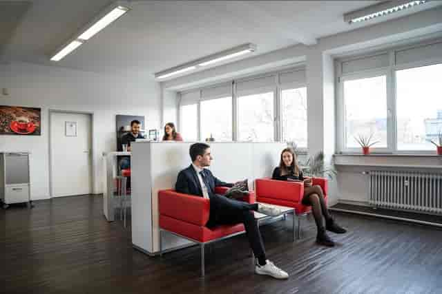 Ostend k1 BusinessClub breakout zone with modular seating for networking and flexible meetings.