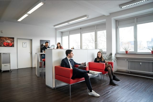 Ostend k1 BusinessClub breakout zone with modular seating for networking and flexible meetings.