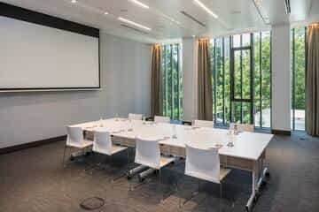 Boardroom in Meliá Frankfurt City with natural light, perfect for executive meetings and seminars.