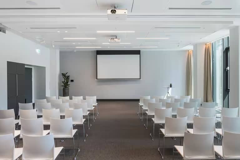 Theater-style meeting room at Meliá Frankfurt City for corporate presentations and conferences.