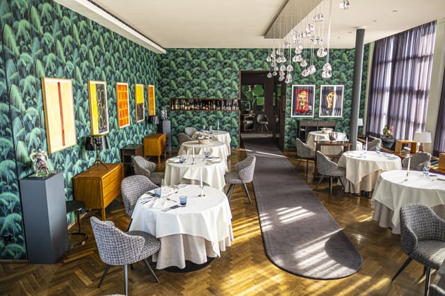 Restaurant Lafleur: Elegant corporate luncheon space with palm-leaf wallpaper for VIP dining.