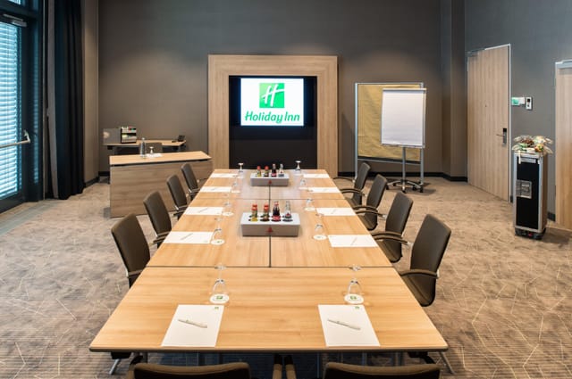 Boardroom-style meeting room at Holiday Inn Frankfurt Alte Oper for professional business events.