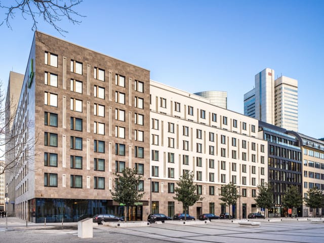 Holiday Inn Frankfurt suite, modern corporate hotel for large-scale business conferences.