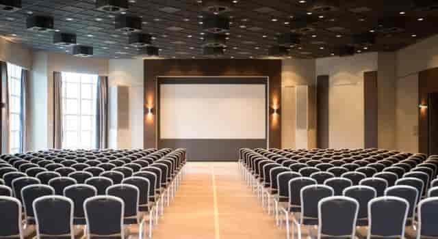 Theater-style meeting room at Crowne Plaza Frankfurt, ideal for corporate presentations and events.