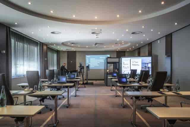 Modern boardroom at Crowne Plaza Frankfurt for hybrid business meetings and corporate conferences.