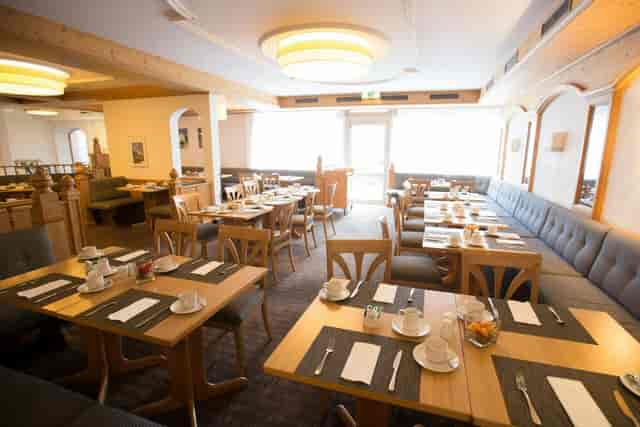 Frankfurt 1 meeting room at Crowne Plaza with wood accents for corporate events and lunch meetings.