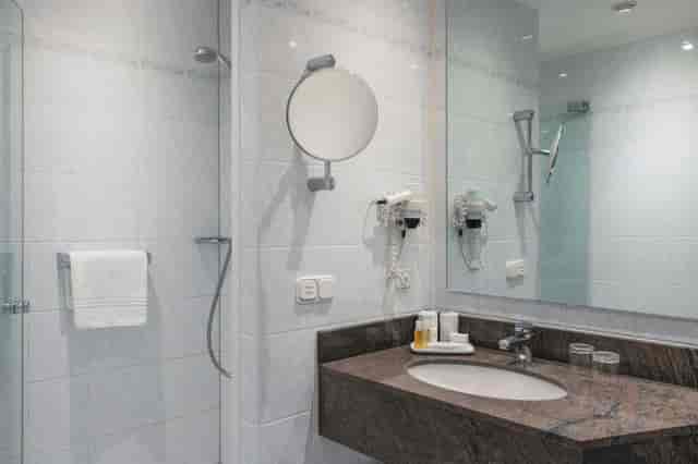 Crowne Plaza Frankfurt hotel bathroom with granite vanity for corporate travel and business events.
