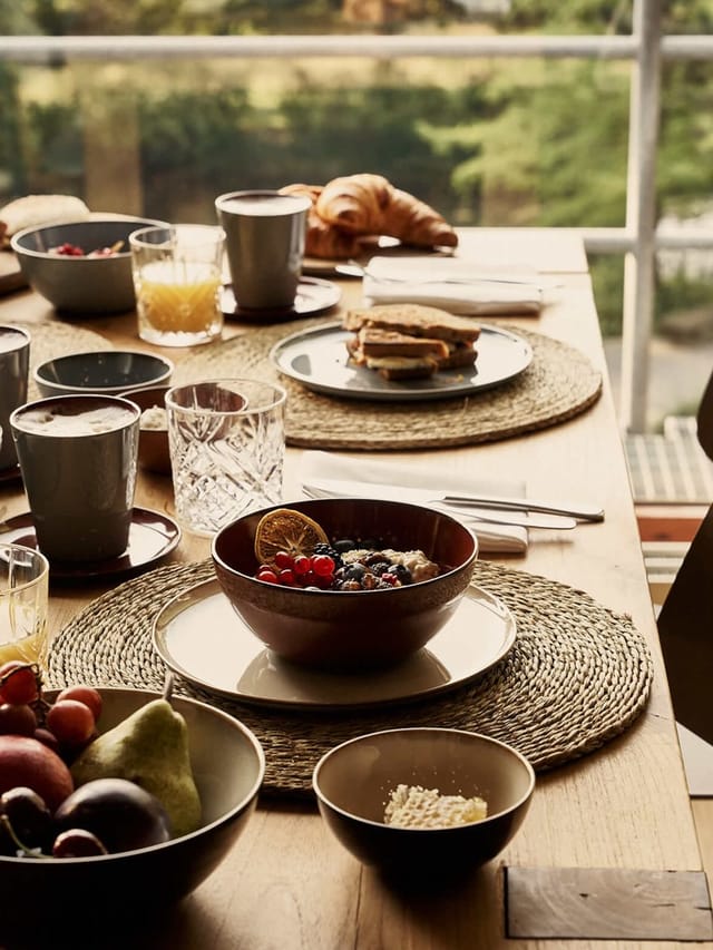 Rustic-chic breakfast setup at Bold Campus, ideal for executive retreats and boardroom meetings.